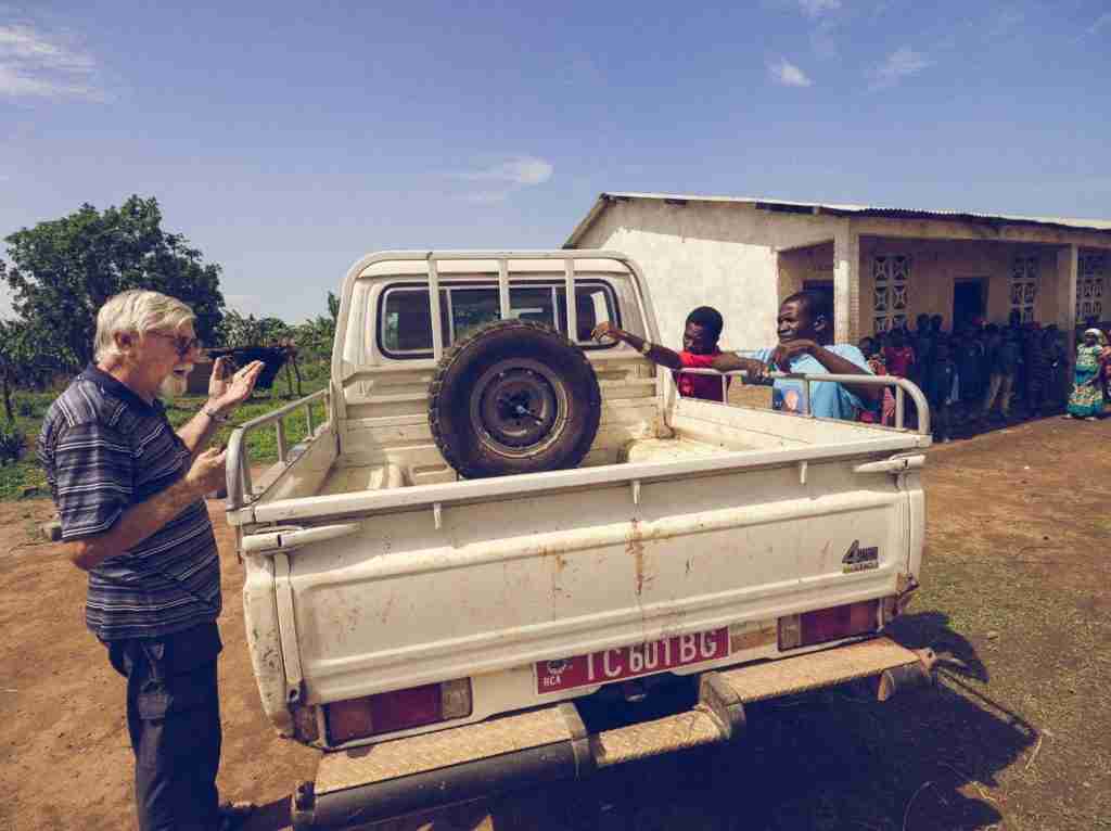 Amici Betharram Onlus Una Jeep Per Le Scuole Di Savana(2)