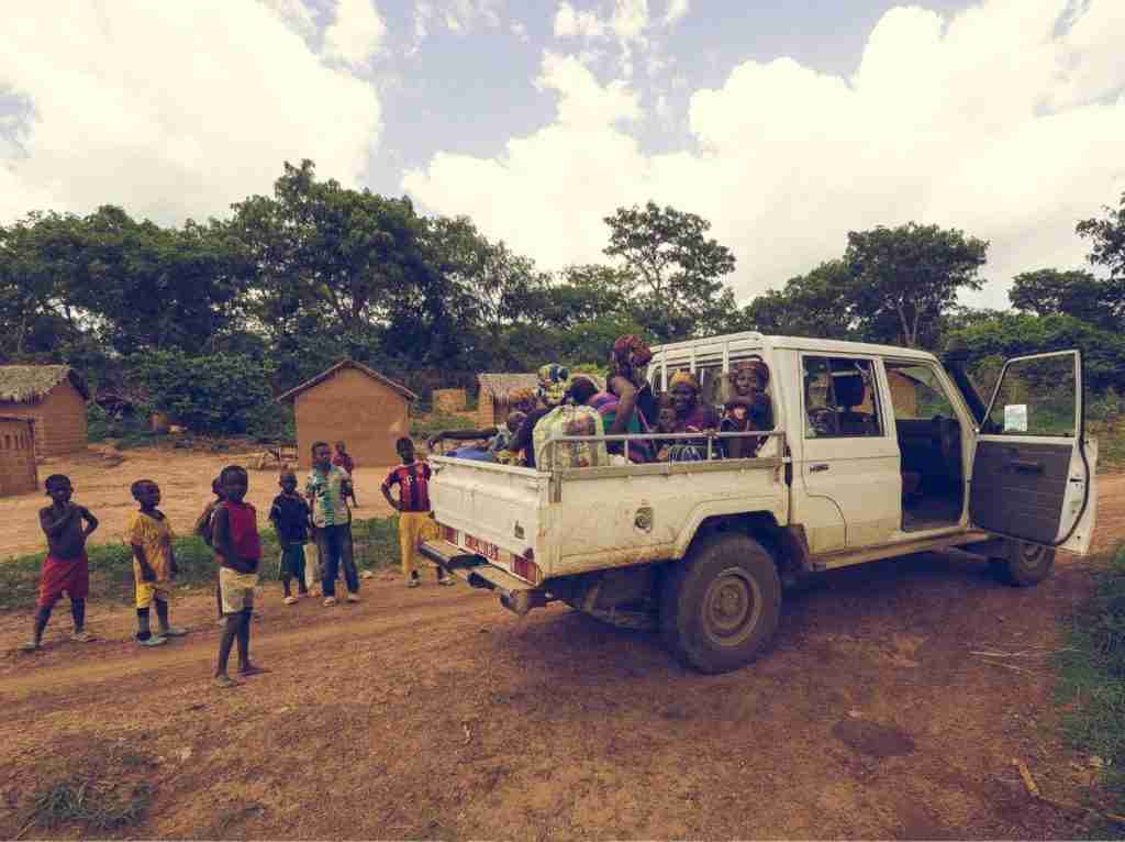 Amici Betharram Onlus Una Jeep Per Le Scuole Di Savana(3)